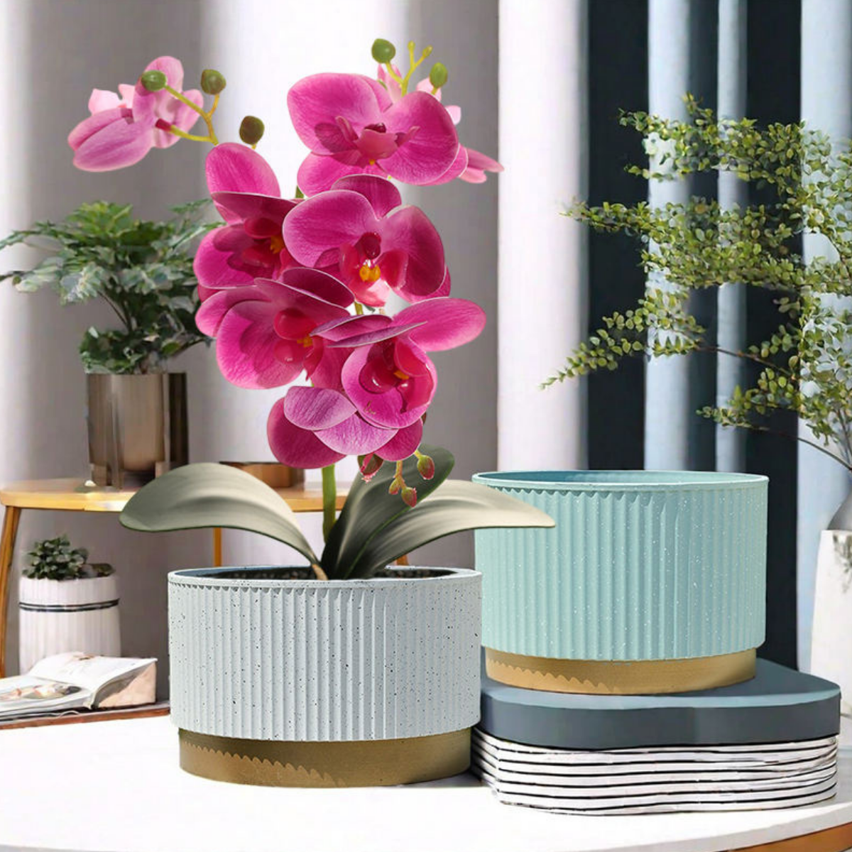 Macetero Plastico Redondo Bajo Premium Blanco Base Dorado